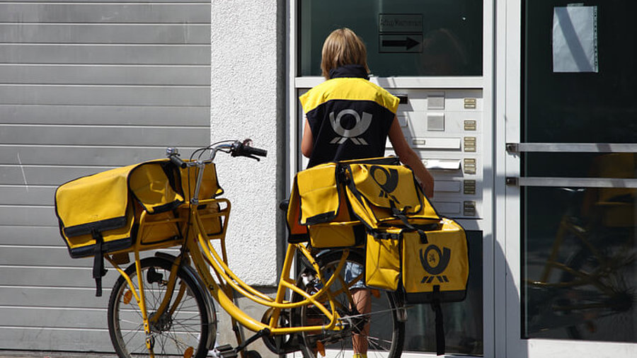 Briefzustellung bei der Deutschen Post Postbotin