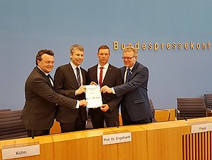 Stefan Kühn (DB Netz), Staatssekretär Steffen Bilger (Bundesverkehrsministerium als Schirmherr), Prof. Dr. Dirk Engelhardt (BGL) und Dirk Flege (Allianz pro Schiene)