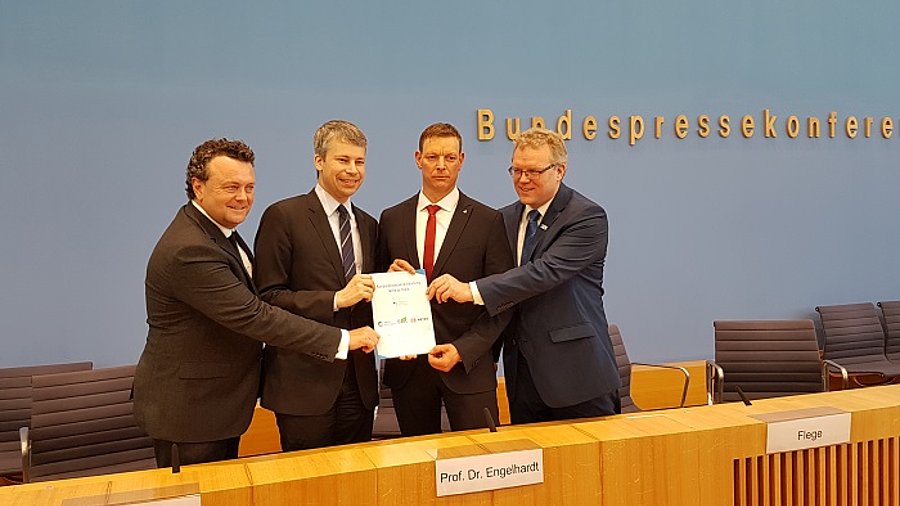 Stefan Kühn (DB Netz), Staatssekretär Steffen Bilger (Bundesverkehrsministerium als Schirmherr), Prof. Dr. Dirk Engelhardt (BGL) und Dirk Flege (Allianz pro Schiene)