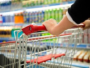 Einkaufswagen im Supermarkt