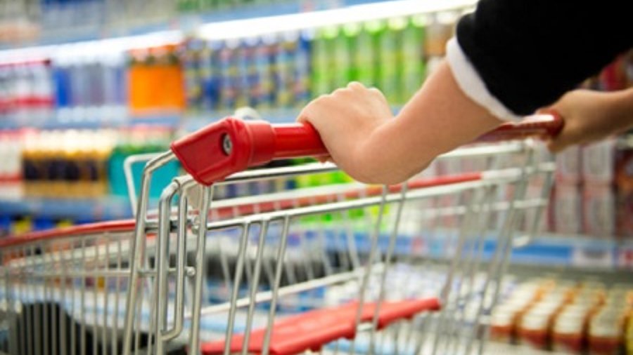 Einkaufswagen im Supermarkt