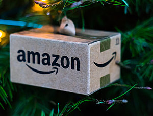 Kleines Amazon-Paket an einem Weihnachtsbaum