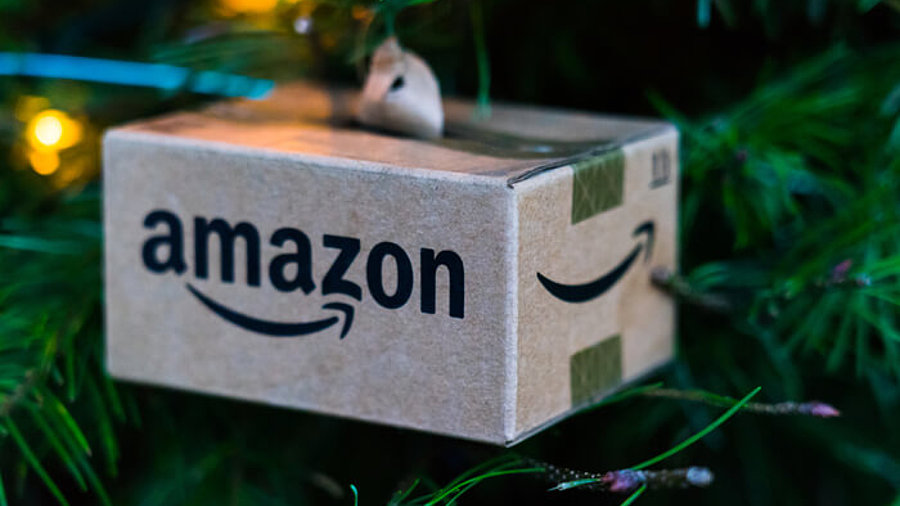 Kleines Amazon-Paket an einem Weihnachtsbaum