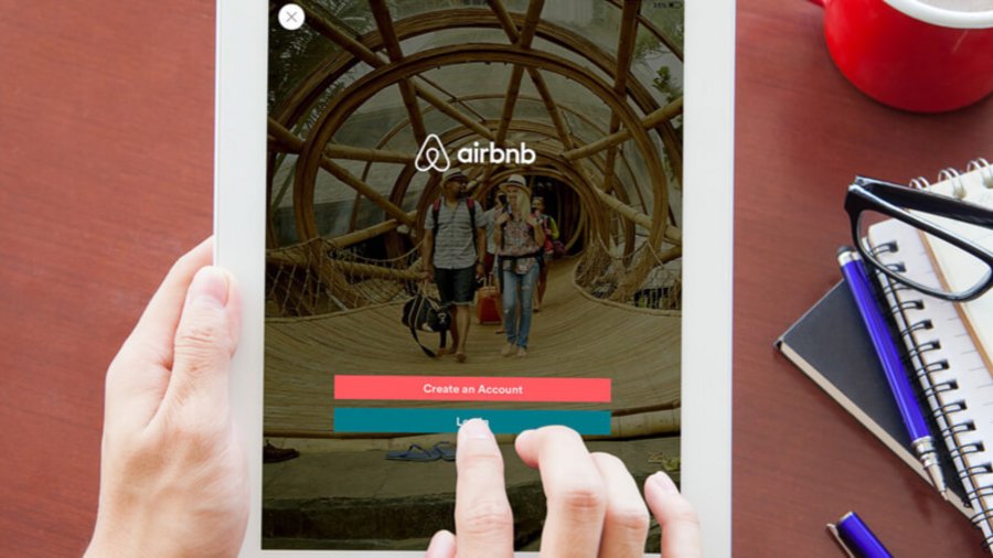 Airbnb-Logo auf einem Tablet