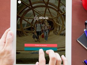 Airbnb-Logo auf einem Tablet