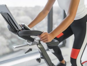 Frau trainiert auf Peloton Bike