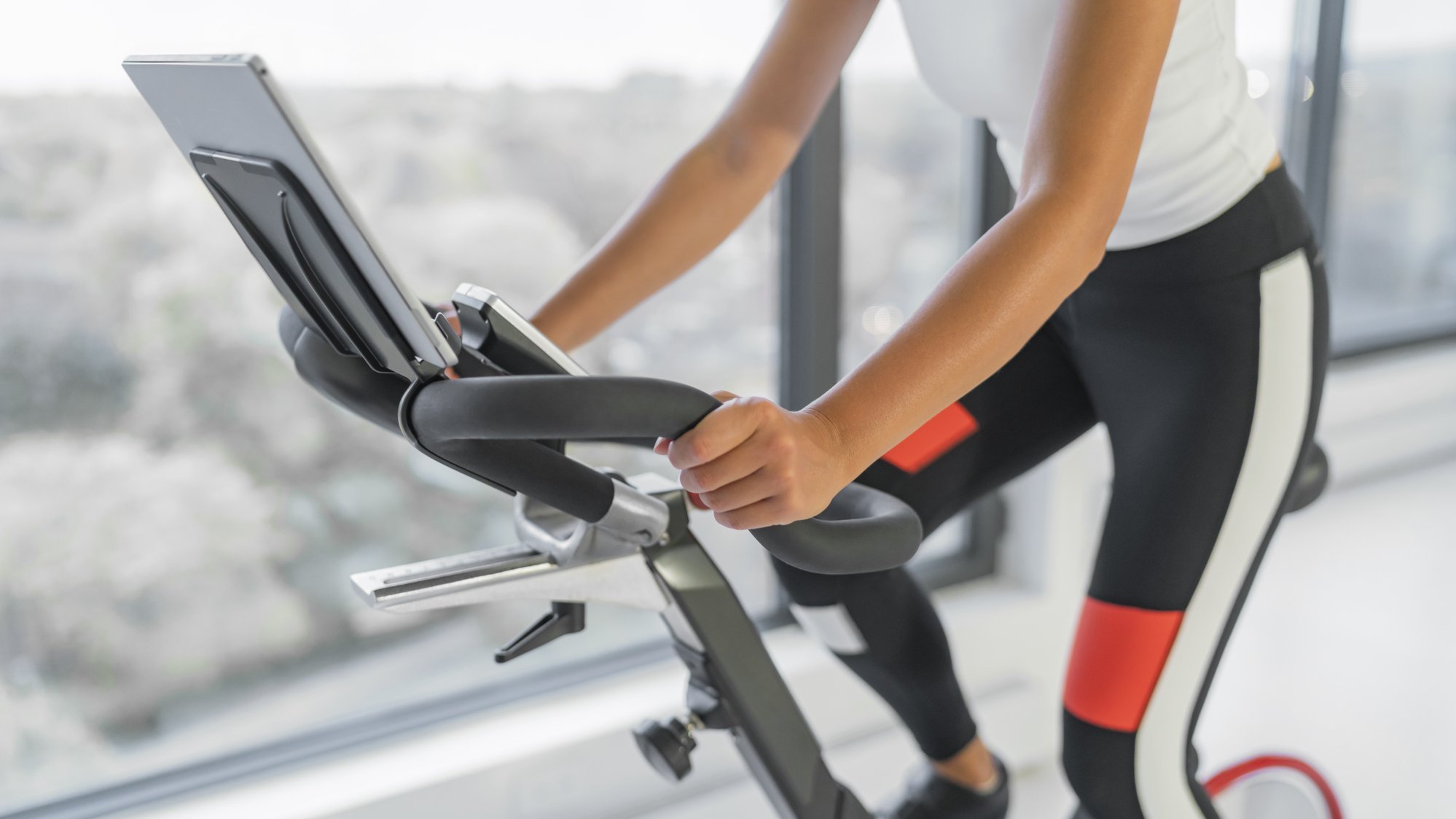 Frau trainiert auf Peloton Bike