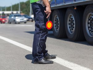 Polizist auf Autobahn