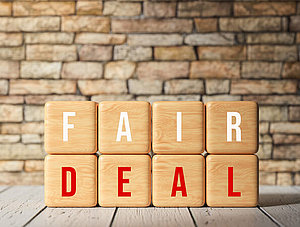 W&uuml;rfel mit W&ouml;rtern Fair Deal vor Mauer