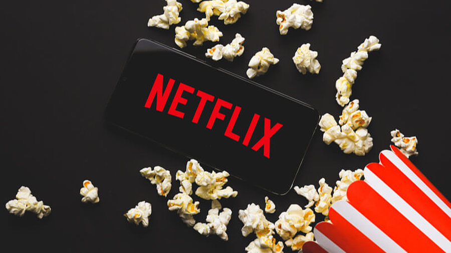 Netflix-Logo auf Smartphone mit Popcorn