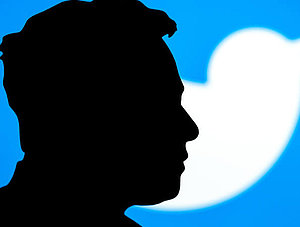 Elon Musk, Twitter-Logo im Hintergrund