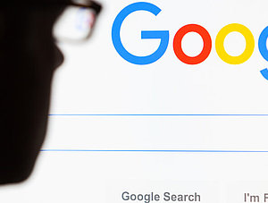 Schatten von Mensch vor Google-Seite