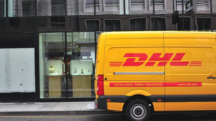 DHL-Transporter auf der Straße