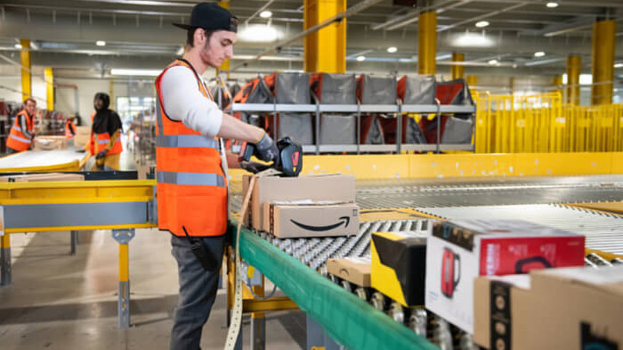 Amazon-Mitarbeiter im Logistikzentrum