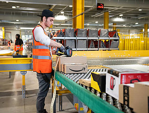 Amazon-Mitarbeiter im Logistikzentrum