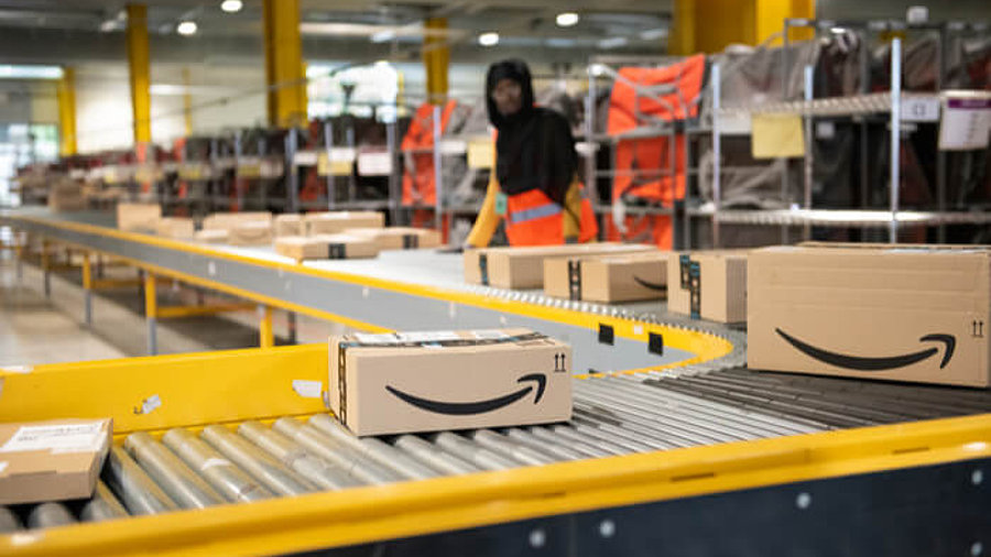 Amazon Logistik: Am Fließband mit Amazon-Paketen