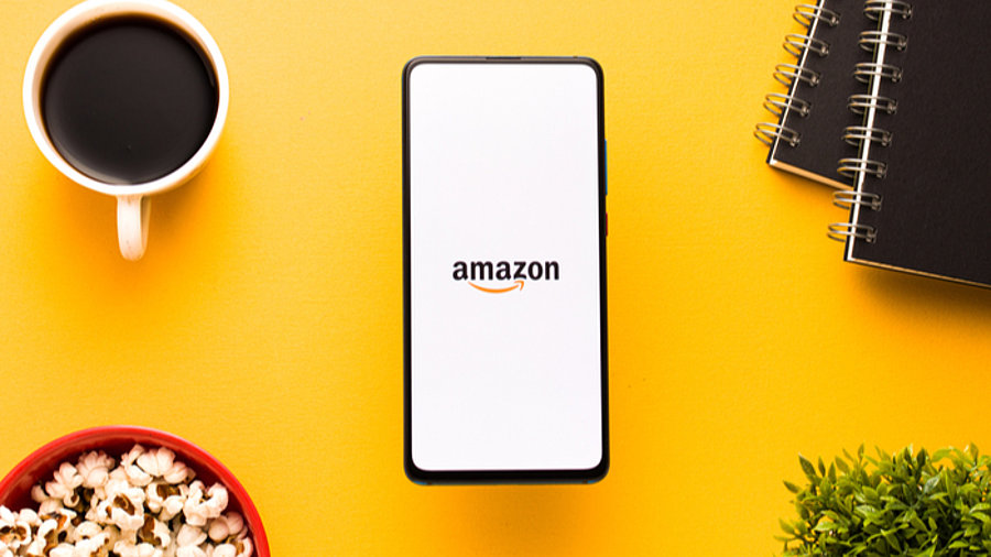 Amazon-Logo auf einem Smartphone-Display