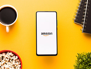 Amazon-Logo auf einem Smartphone-Display