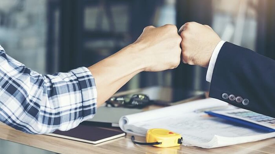 Fist Bump zwischen Geschäftsmännern