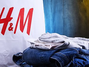 H&amp;M-Beutel und Kleidung daneben