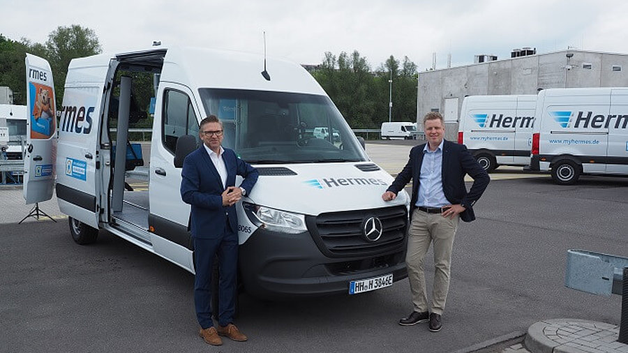 Elektro-Fahrzeuge Hamburg, Marco Schlüter (COO Hermes Germany, li.) und Olaf Lubenau (Leiter Key-Account Management Mercedes-Benz Vans) / Hermes