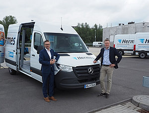 Elektro-Fahrzeuge Hamburg, Marco Schlüter (COO Hermes Germany, li.) und Olaf Lubenau (Leiter Key-Account Management Mercedes-Benz Vans) / Hermes