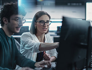 Zwei Angestellte im B&uuml;ro / IT-Abteilung