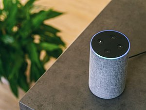 Amazon Echo: Amazons Sprachassistentin Alexa kann über smarte Lautsprecher gesteuert werden