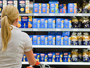 Frau im Supermarkt