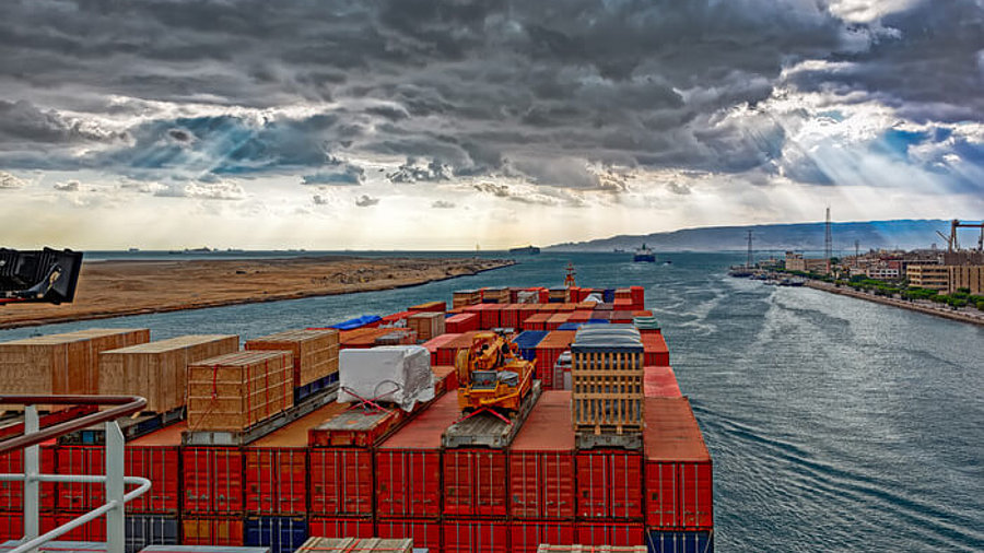 Industriecontainerschiff durch Suez Canal