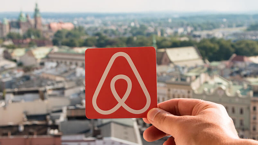 Airbnb Logo vor Stadt