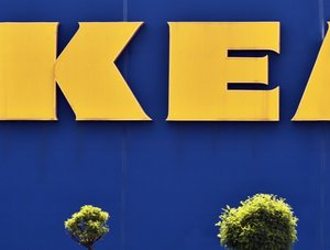 B&auml;ume vor einer Ikea-Filiale 