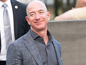 Amazon-Gründer Jeff Bezos lacht