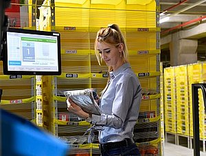 Frau im Amazon-Logistikzentrum