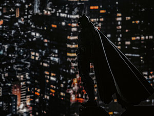 Batman bei Nacht: Der schwarze Rächer auf den Dächern der Stadt