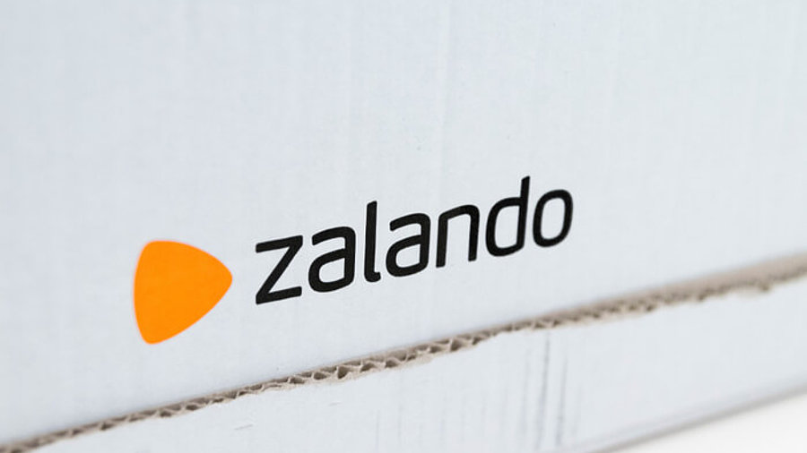 Nahaufnahme eines Zalando-Pakets