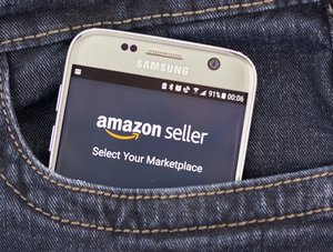 Amazon-Seller-App auf Smartphone in Hosentasche