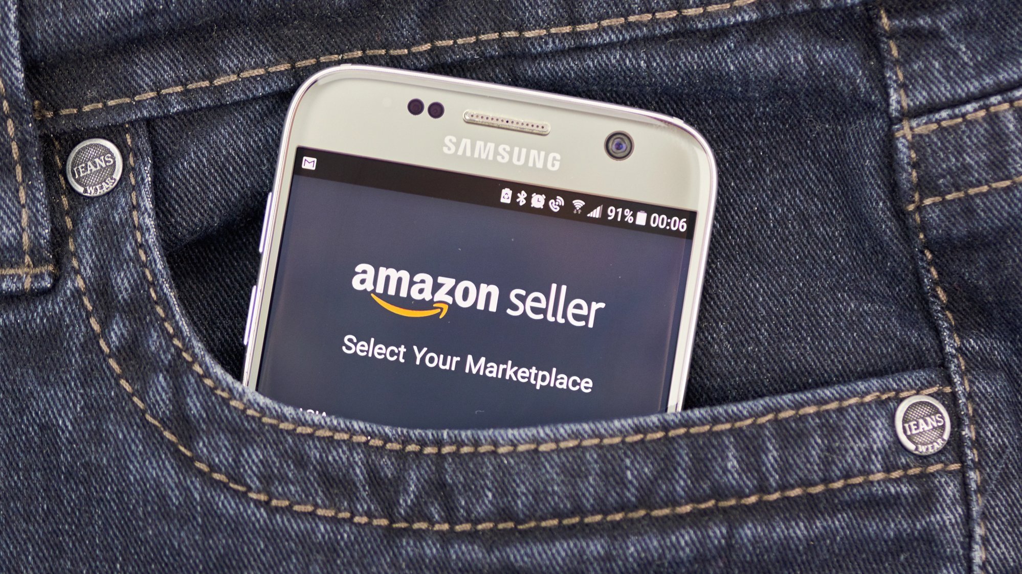 Amazon-Seller-App auf Smartphone in Hosentasche