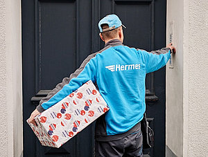 Hermes Paketbote in der Weihnachtszeit