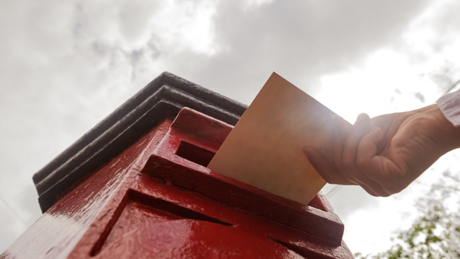 Brief wird in Briefkasten geworfen