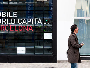 Schrifzug Mobile World Capital Barcelona an Geb&auml;ude