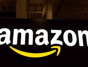 Amazon-Logo vor dunklem Grund