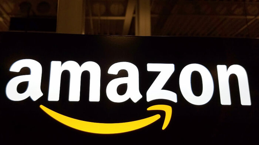 Amazon-Logo vor dunklem Grund