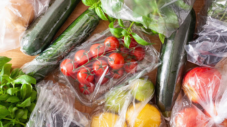 Umweltverschmutzung: Obst und Gemüse in Plastikverpackungen