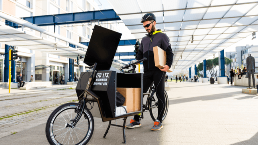 Fahrradkurier mit Lastenrad