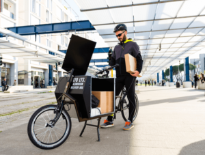 Fahrradkurier mit Lastenrad