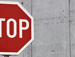 Stop-Zeichen vor Beton