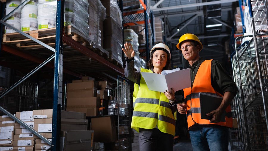 Zwei Personen besprechen sich in einem Logistiklager