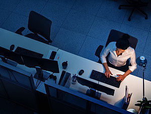 Frau arbeitet l&auml;nger im B&uuml;ro