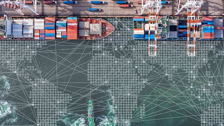 Containerhafen und Grafik mit Weltkarte und vernetzten Regionen